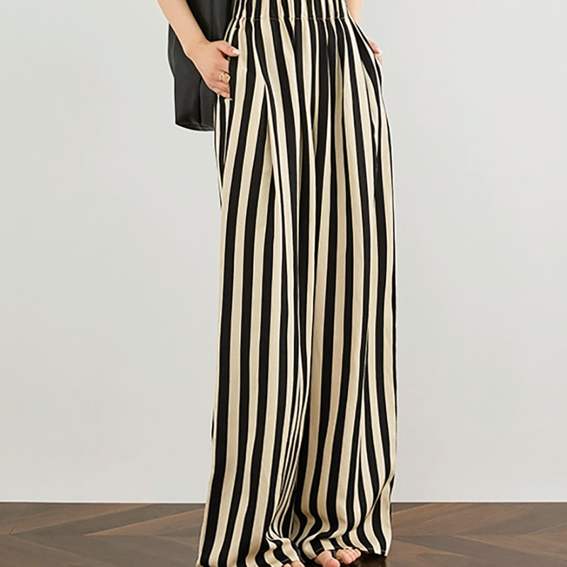 How to Style Black and White Linen Pants