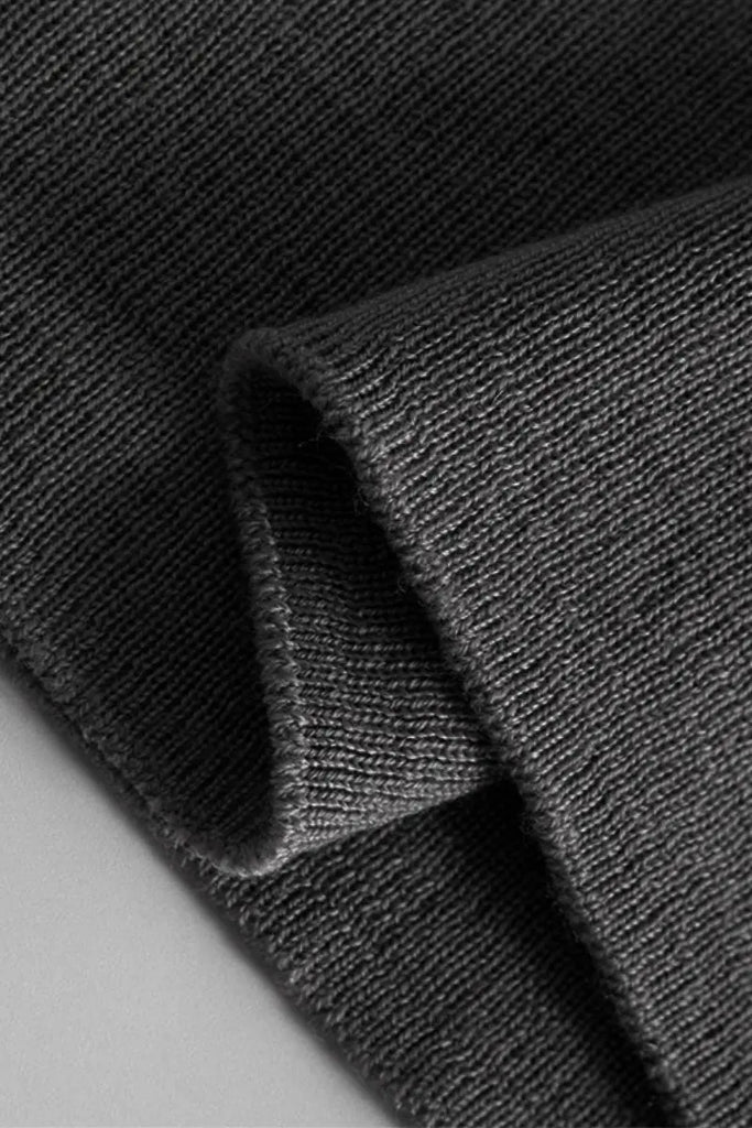 Slim Seamless Wool Turtleneck Sweater with Thumb Holes - Fibflx