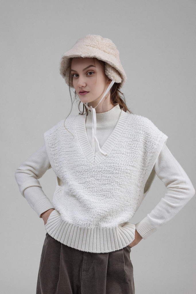 oversized-wool-bouncle-sweater-vest-off-white